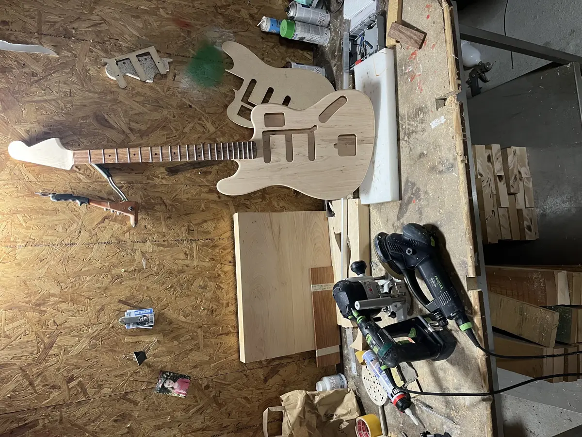 Fabrication artisanale guitare pour gaucher — détail